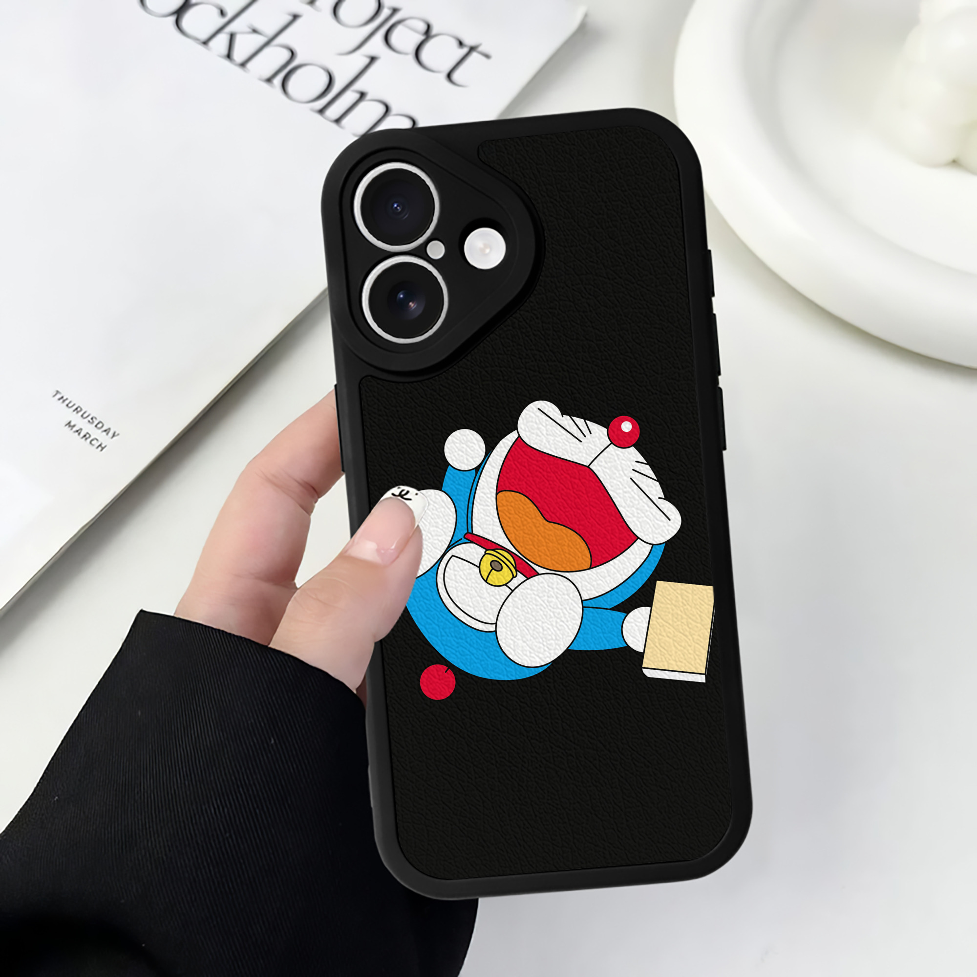 （画像用） ドラえもん Doraemon 【iPhone 16シリーズ対応】シリコンスマホケース（レザー調） 材質：シリコン